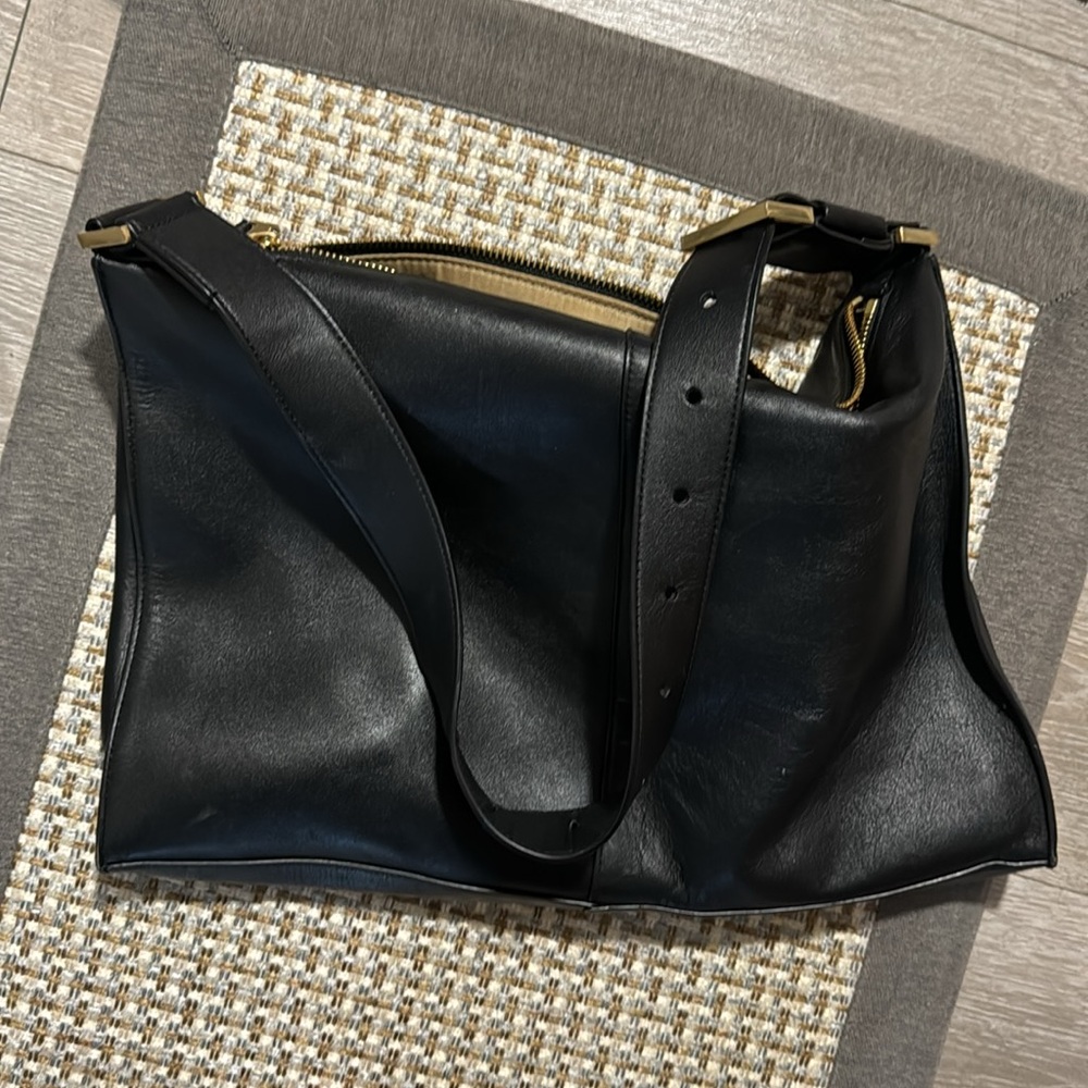 Elegant Black Leather Shoulder Bag - Picture 4 of 7